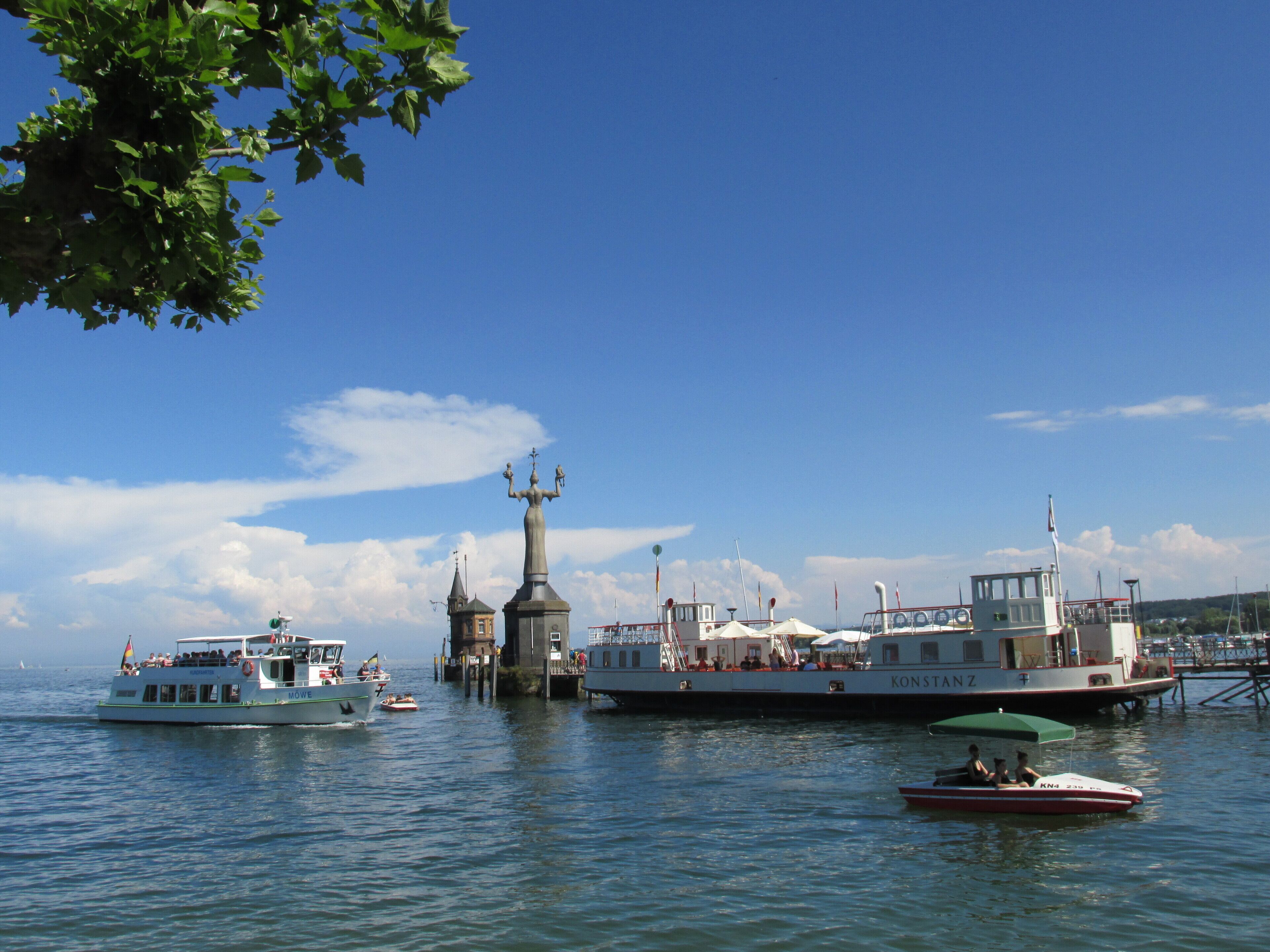 Ein Hafen mit Booten, einem Leuchtturm und einem Turm.