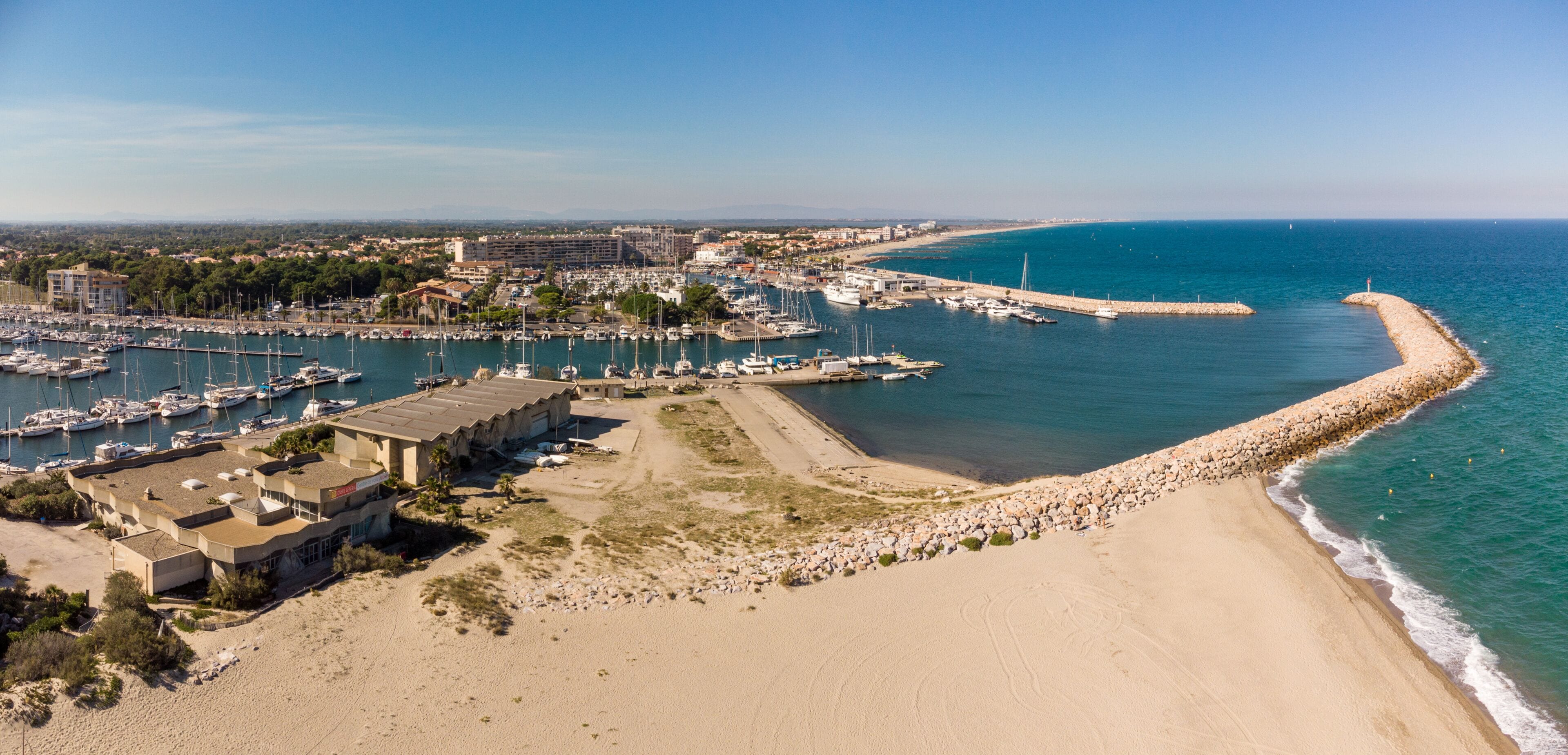 Panorama aérien du port de Saint-Cyprien dans les Pyrénées orientales (66750, France)