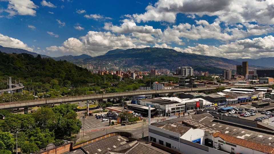 Foto aérea del cerro Nutibara, icono natural de la ciudad de Medellín. Al fondo el occidente de Medellín, comuna de Laureles y Estadio.