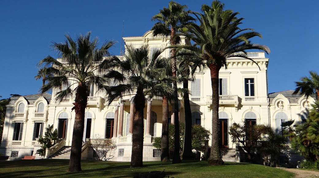 Cannes - Villa Rothschild - La villa dans son parc