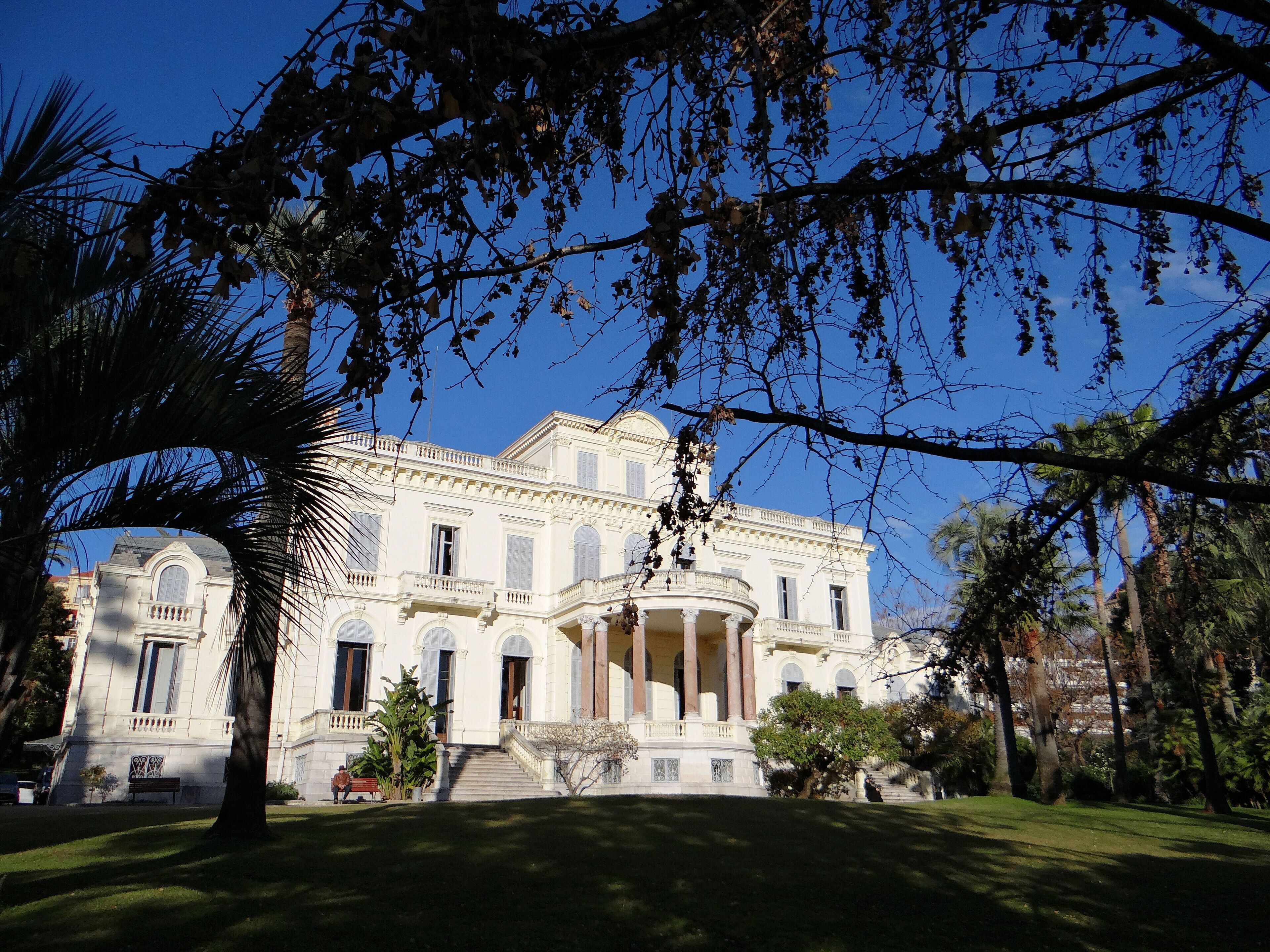 Cannes - Villa Rothschild - La villa dans son parc
