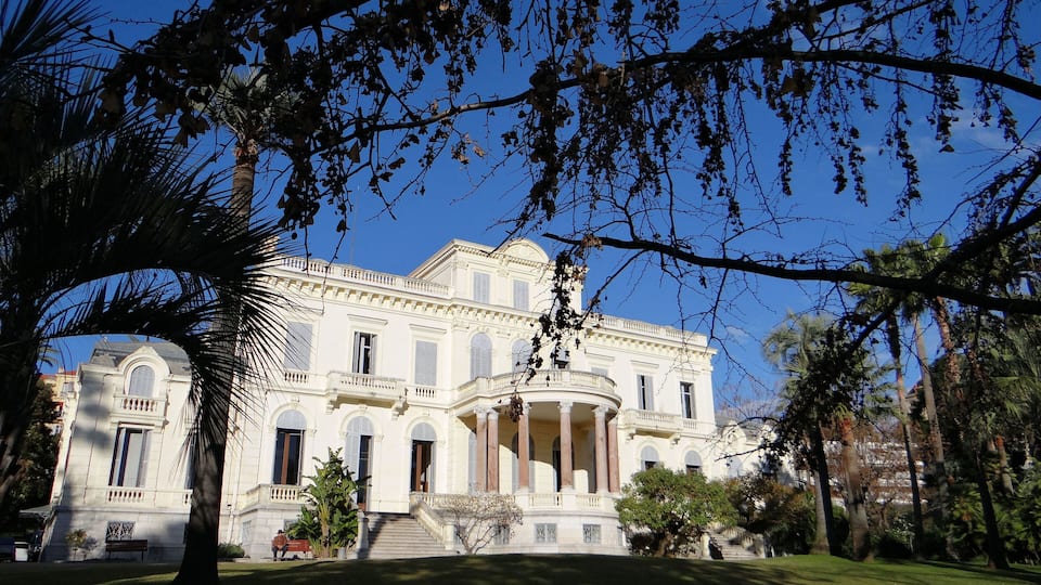 Cannes - Villa Rothschild - La villa dans son parc