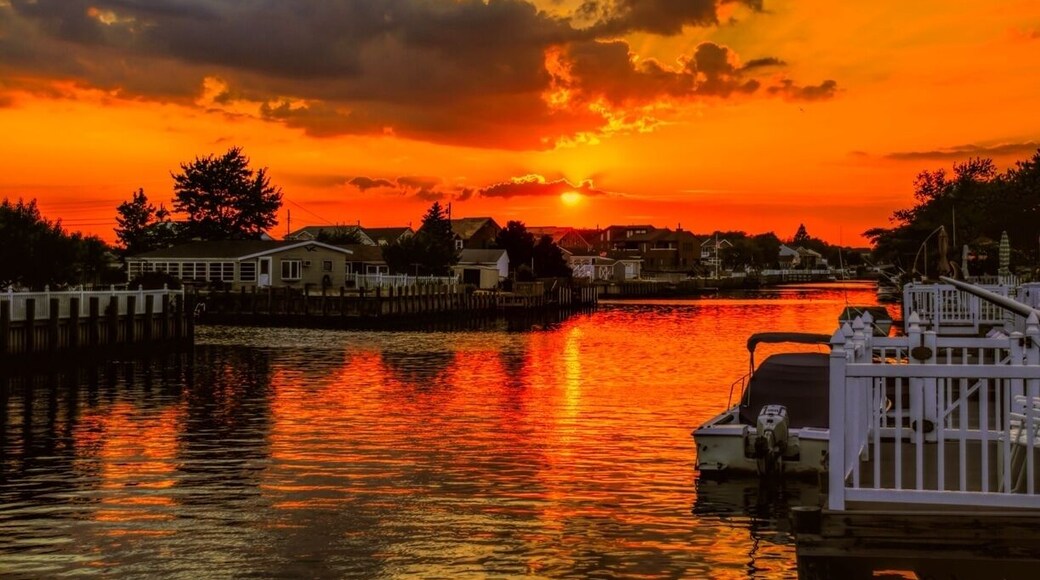Cool sunset picture from my friends house down the shore #beach
#goldenhour
#waterlust
vinramundo.smugmug.com