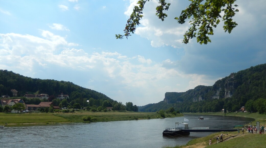 Elbtal zwischen Pirna und Rathen. Blick Richtung Wehlen bei Rathen FFH-Gebiet Elbtal zwischen Schöna und Mühlberg. FFH-Gebietsnummer 4545-301 011, Elbe-Mulde-Tiefland (D10), Sächsisch-Böhmisches Kreidesandsteingebiet (D15), Erzgebirgsvorland und Sächsisches Hügelland (D19)