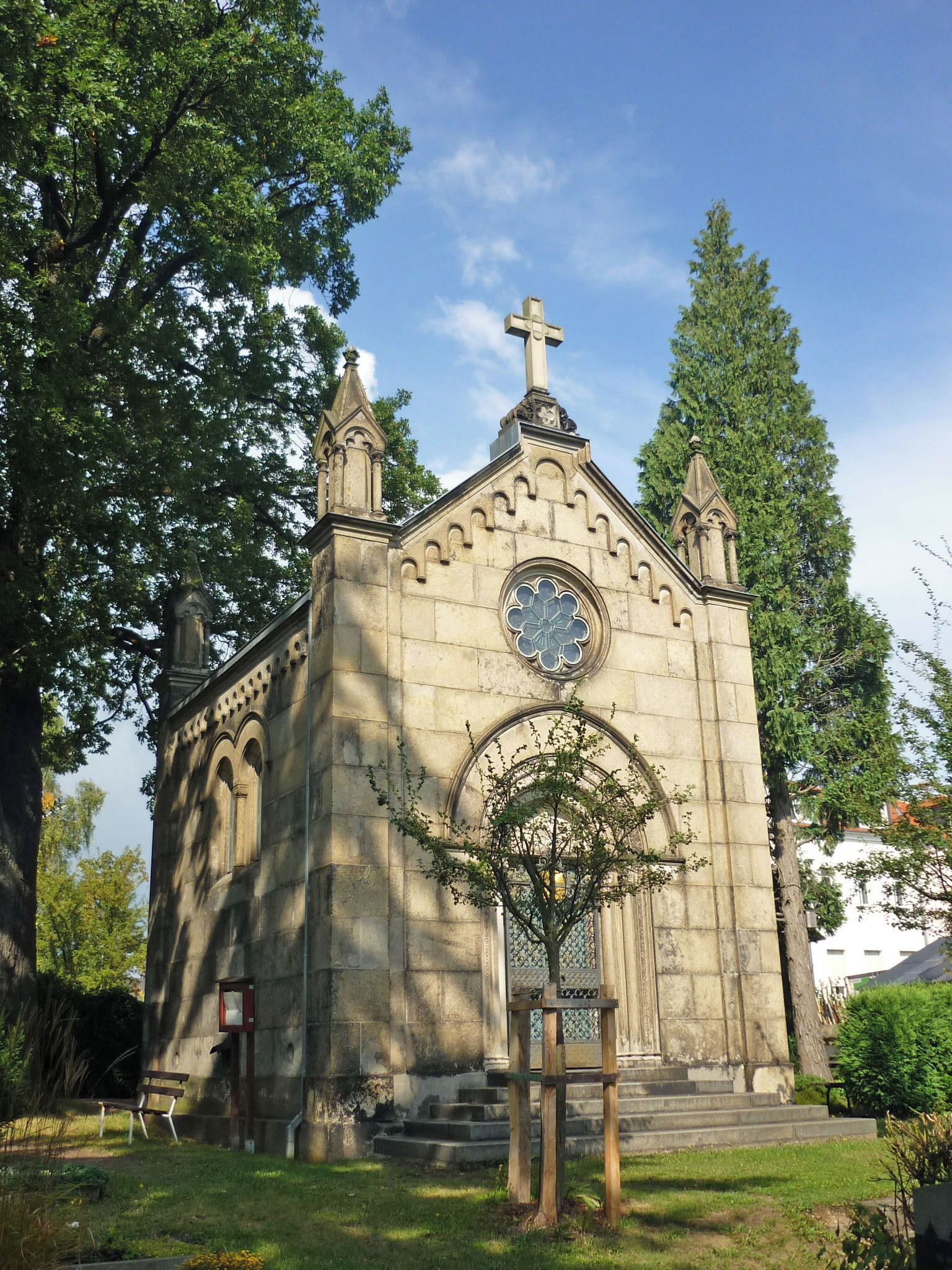 Gräflich-Lucknersche Grabkapelle in Freital-Pesterwitz Die Grabkapelle wurde 1859 als private Kapelle mit Familiengruft errichtet und befindet sich seit 1977 im Besitz der Kirchengemeinde Pesterwitz. Beigesetzt sind: Gräfin Wilhelmine von Luckner (1817-1858) Graf Nikolaus von Luckner (1838-1864) Heinrich Wilhelm von Luckner (1805-1865) Graf Felix von Luckner (1849-1902) Gräfin Mathilde von Luckner (1853-1934)