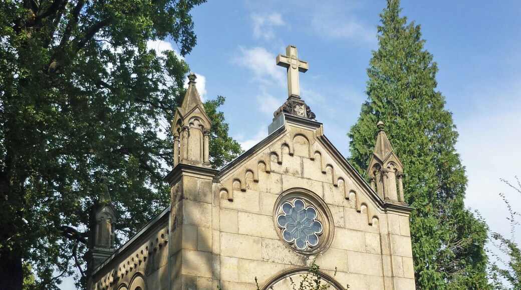 Gräflich-Lucknersche Grabkapelle in Freital-Pesterwitz Die Grabkapelle wurde 1859 als private Kapelle mit Familiengruft errichtet und befindet sich seit 1977 im Besitz der Kirchengemeinde Pesterwitz. Beigesetzt sind: Gräfin Wilhelmine von Luckner (1817-1858) Graf Nikolaus von Luckner (1838-1864) Heinrich Wilhelm von Luckner (1805-1865) Graf Felix von Luckner (1849-1902) Gräfin Mathilde von Luckner (1853-1934)