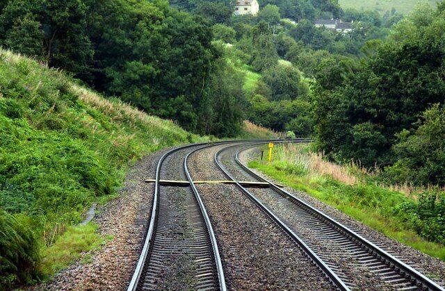 Approaching a footpath crossing near Far Thrupp