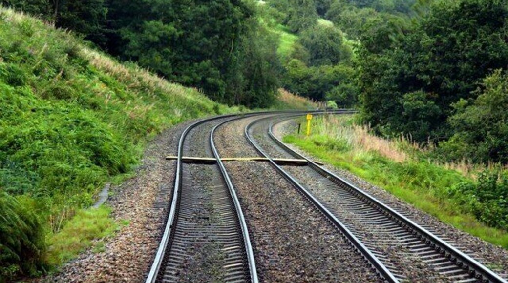 Approaching a footpath crossing near Far Thrupp