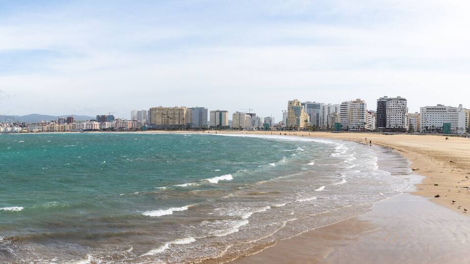 Vue panoramique de la plage de Tanger, Maroc