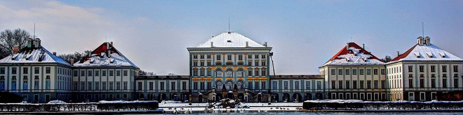 Als Dank für die Geburt des Kurprinzen Max Emanuel von Bayern, ließ dessen Vater seiner Gattin Henriette Adelaide von Savoyen zwischen den Ortschaften Obermenzing und Neuhausen ein Schloss mit Garten errichten. Der Name stammt von dem ursprünglichen Namen 'Borgo delle Ninfe'. Die Grundsteinlegung der vom Architekten Agostino Barelli stammenden Anlage war 1664. Im 18 Jh. wurde die Gartenanlagen erweitert um im Stil des französischem Barocks umgestaltet. Heute der Nymphenburger Schlosspark eine der größten und bedeutendsten Gartenkunstwerke Deutschlands. As thanks for the birth of the Prince Elector Max Emanuel of Bavaria, whose father build his wife Henriette Adelaide of Savoy between the villages Obermenzing and Neuhausen a castle with gardens. The name comes from the original name 'Borgo delle Ninfe'. The foundation stone was laid 1664. In the 18th century, the gardens have been added to and redesigned in the style of the French Baroque. Today, the Nymphenburg Palace is one of the largest and most important garden art in Germany.