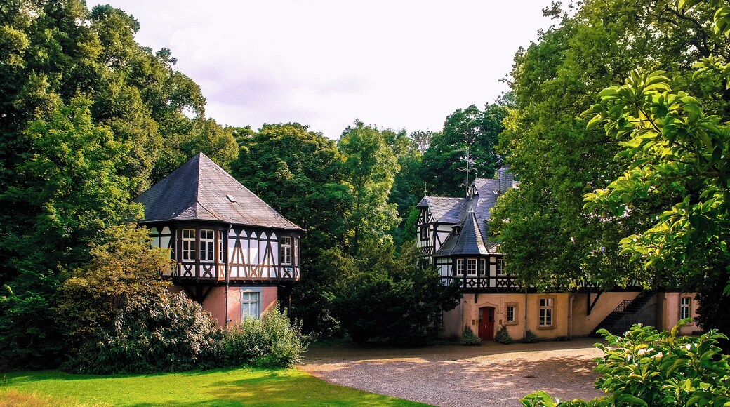 Mittelalterliche Wasserburg, die im neunzehnten Jahrhundert durch Luise Prinzessin von Preußen zum Schloss mit englischen Park umgestalltet