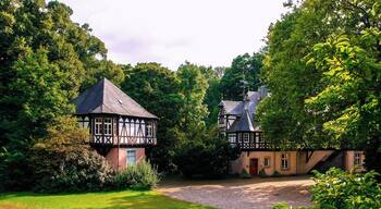 Mittelalterliche Wasserburg, die im neunzehnten Jahrhundert durch Luise Prinzessin von Preußen zum Schloss mit englischen Park umgestalltet