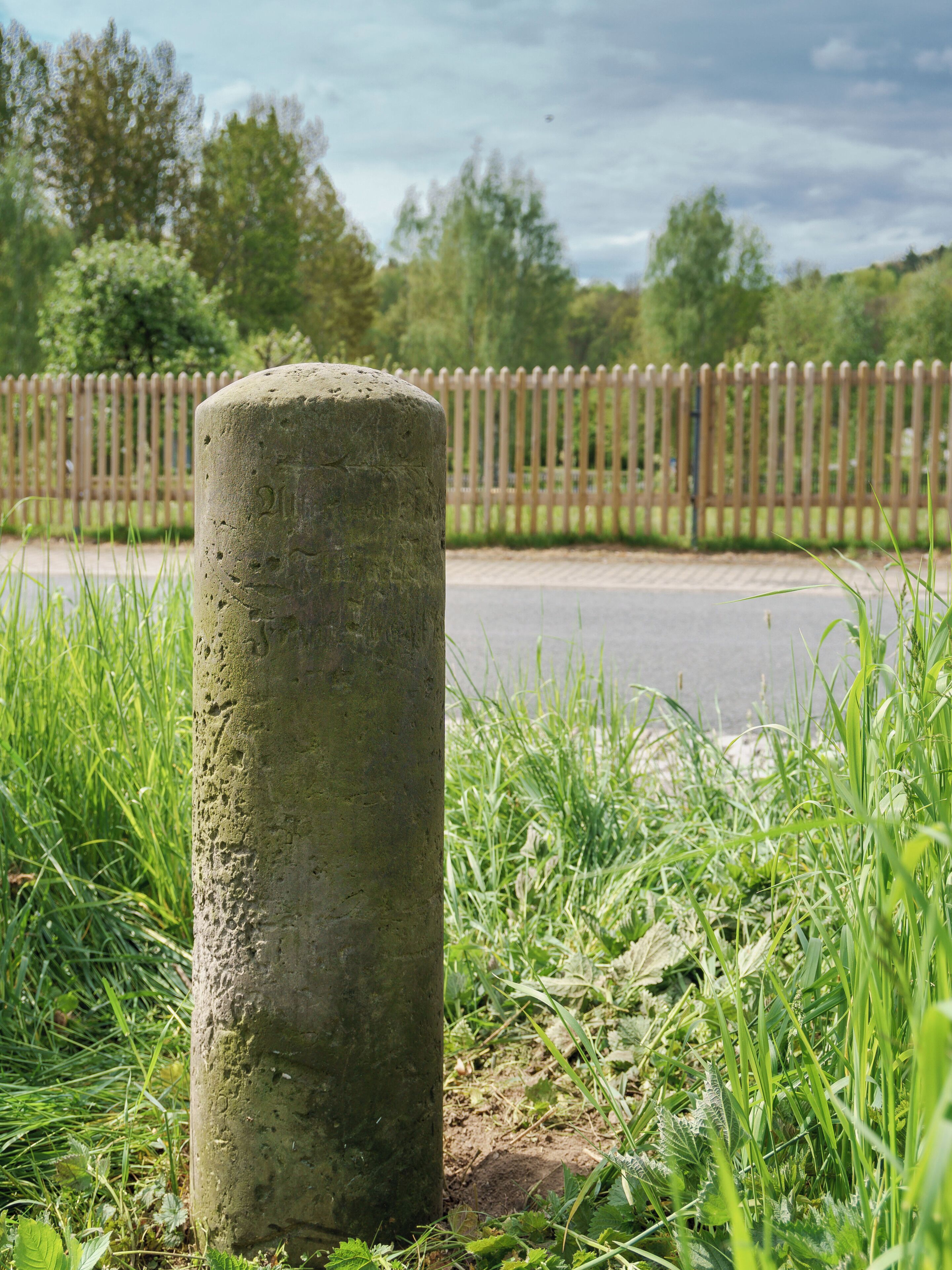 Wegweisersäule, Dorfstraße Abzweig Altenhainer Straße in Niederwiesa OT Braunsdorf.
