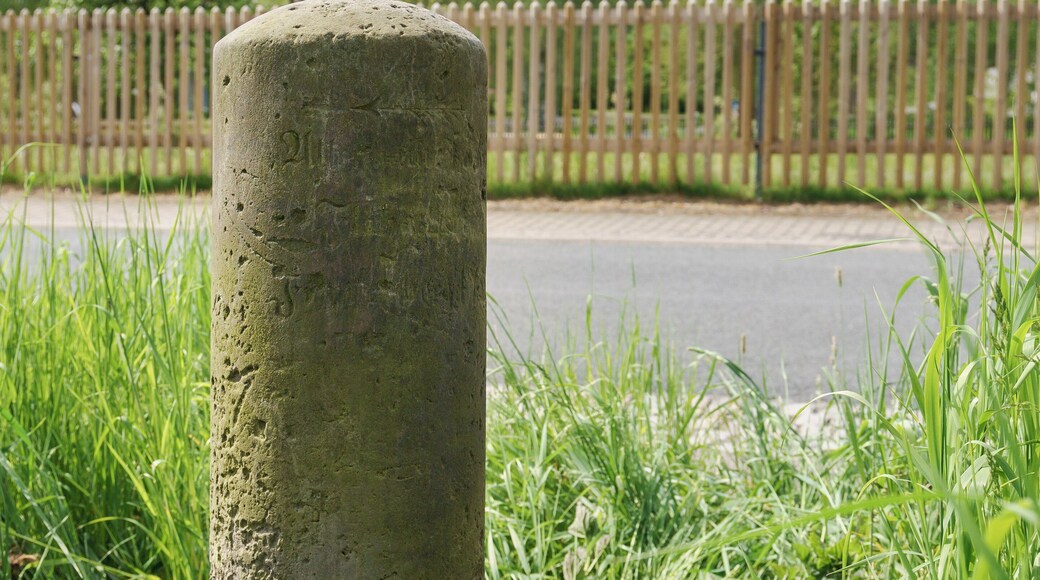 Wegweisersäule, Dorfstraße Abzweig Altenhainer Straße in Niederwiesa OT Braunsdorf.