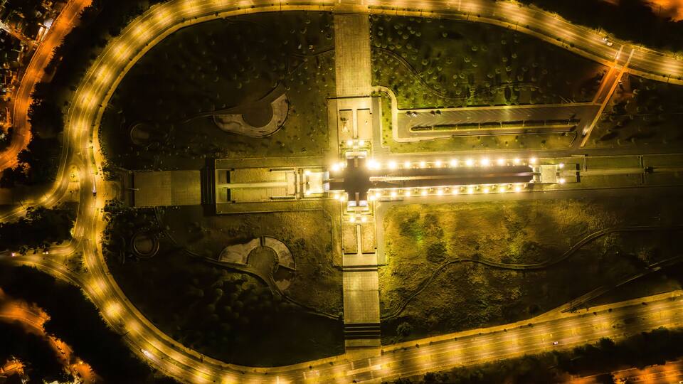 Vista aérea nocturna del Faro a Colón, Santo Domingo, República Dominicana.
