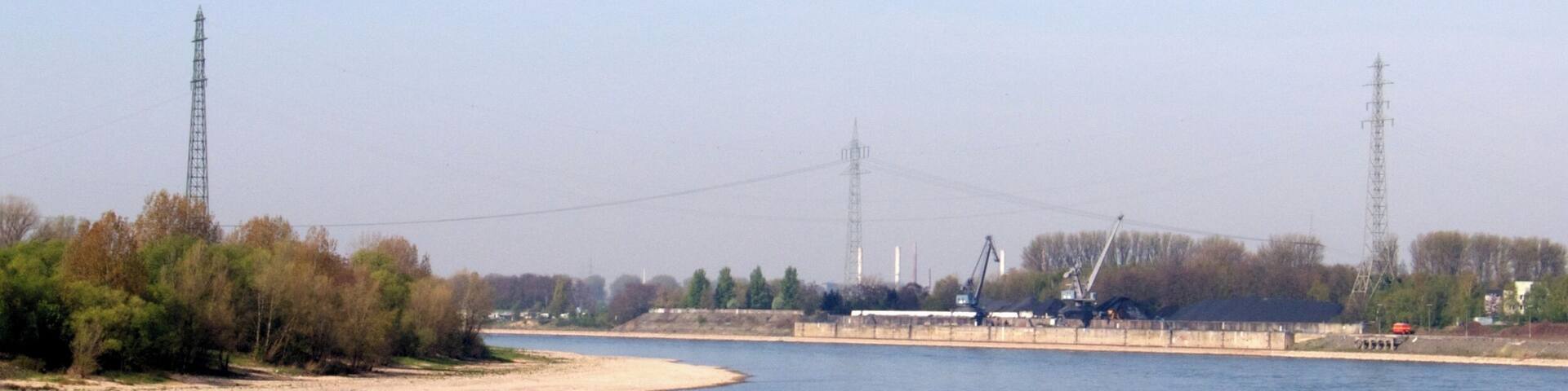 Rhein-Freileitungskreuzung Reisholz von der Bonner Straße aus gesehen