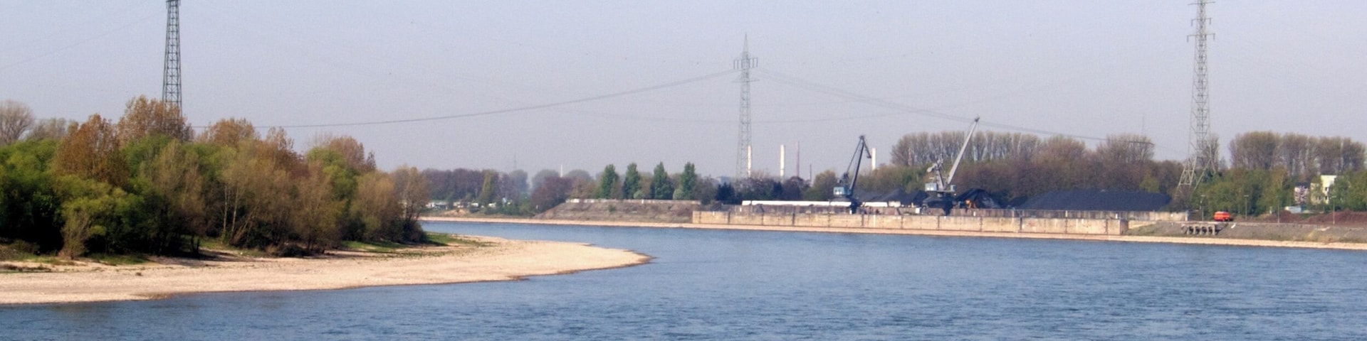 Rhein-Freileitungskreuzung Reisholz von der Bonner Straße aus gesehen