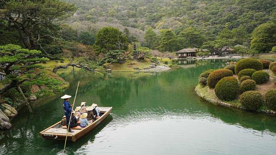 Traditional Japanese Boat on Pond and Japanese Garden at Ritsurin Garden Park in Takamatsu, Kagawa, Japan - 日本 香川 高松 栗林公園 日本庭園 池 和船