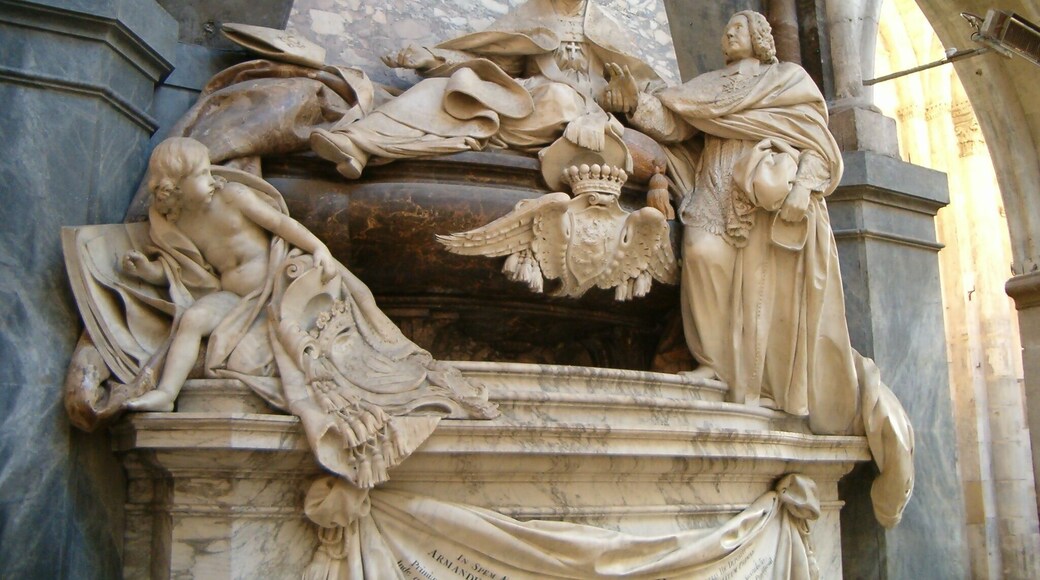 Tombeau des archevêques de Vienne de Montmorin et de La Tour d'Auvergne. Cathédrale de Vienne. Janvier 2007.