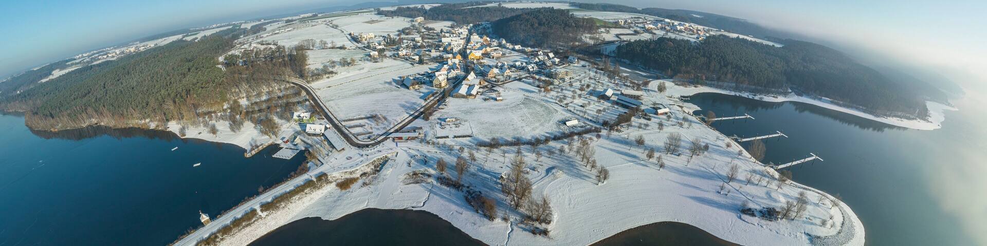 Sonniger, kalter Wintermorgen bei Enderndorf am Brombachsee