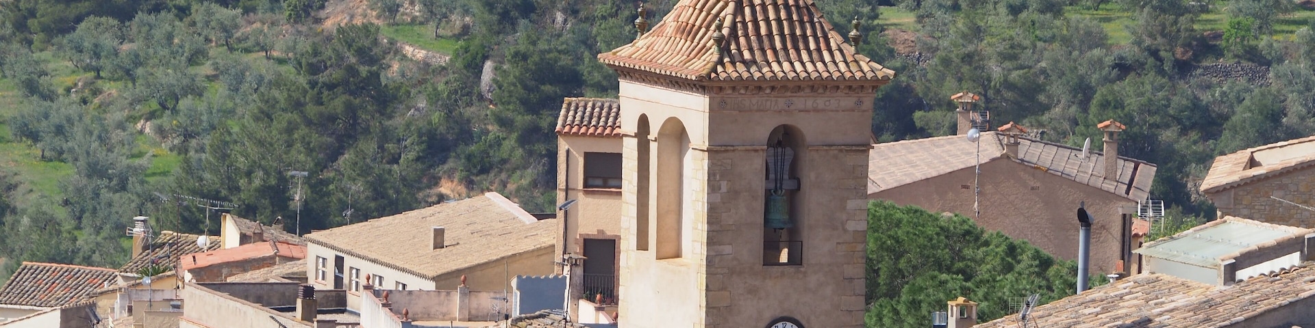 torre campanario de la iglesia de san jaime de cabacés, de planta cuadrada, tres ventanas y techo de teja roja, tarragona, españa, europa