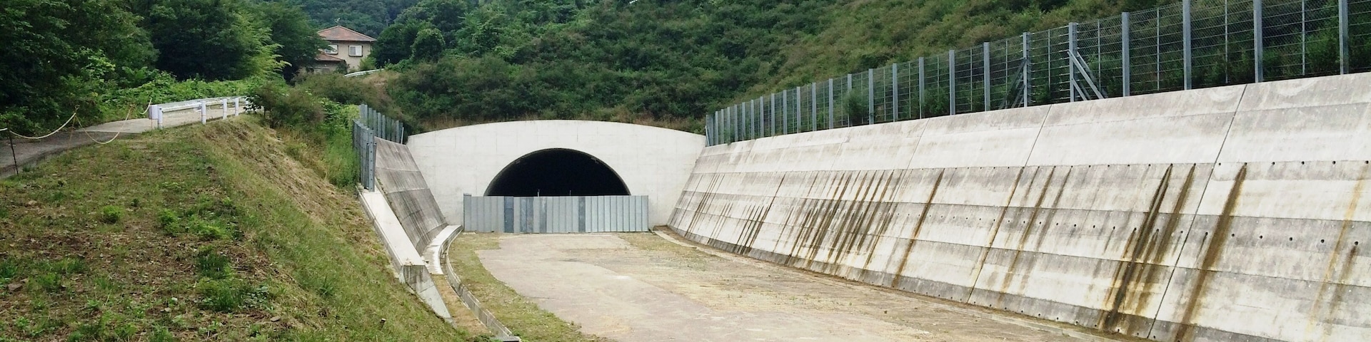香川県高松市西春日町字北山浦付近で建設中の市道木太鬼無線、御殿山トンネル付近。