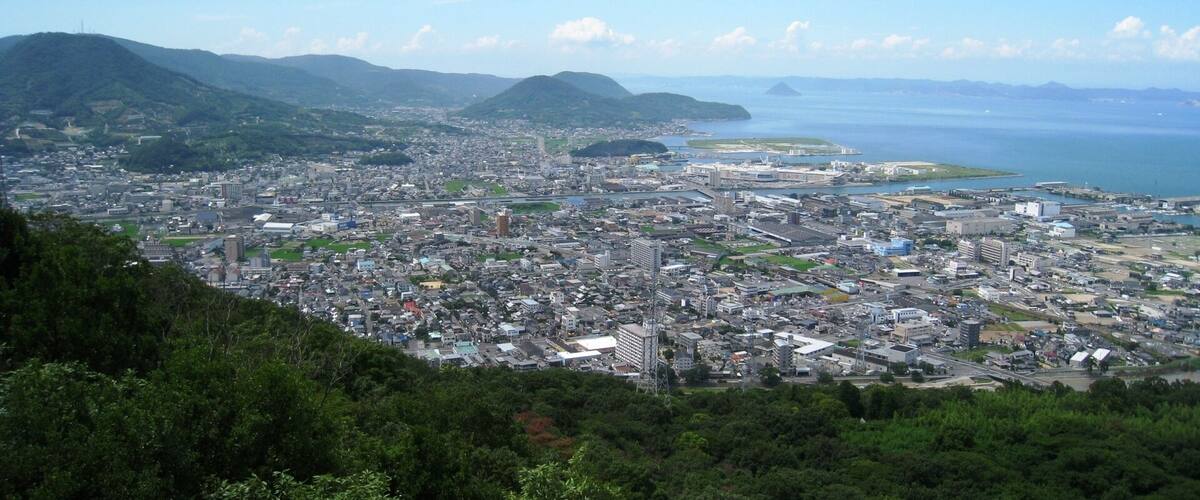 香川県高松市にある石清尾山から西を眺める。本津川より手前が郷東町で奥が香西地区。