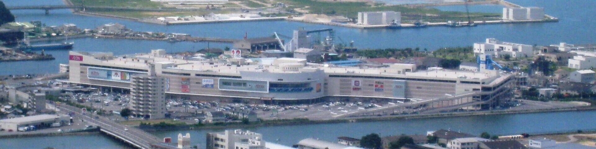 香川県高松市石清尾山から眺めたイオン高松ショッピングセンターの全景