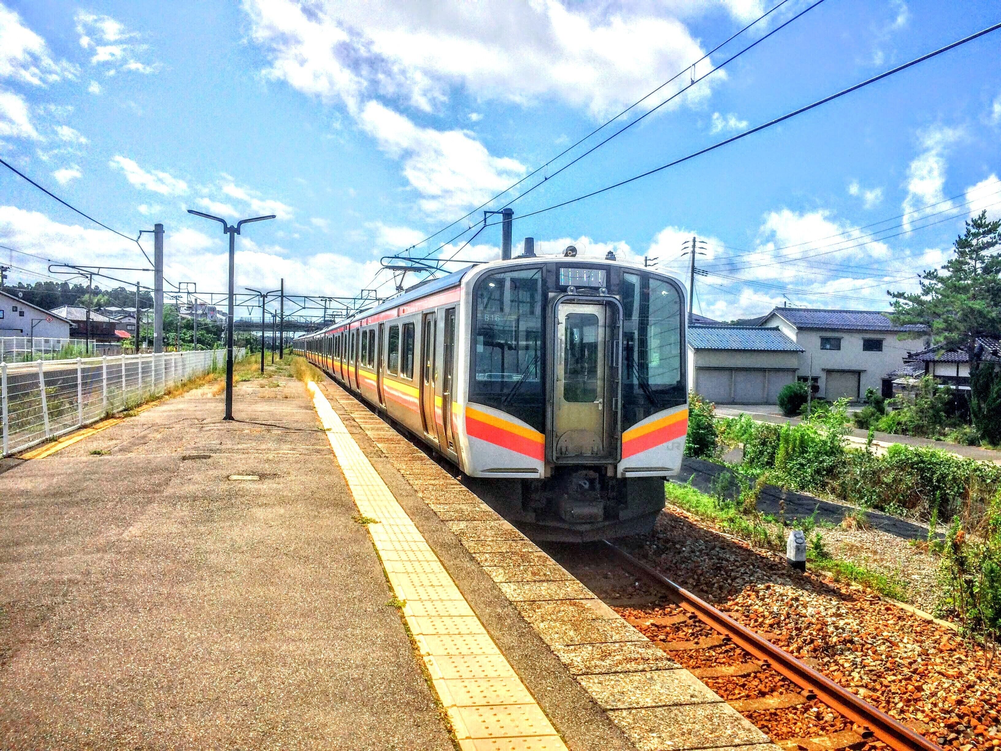 矢代田駅の2番線ホームに到着するE129系普通新潟行き