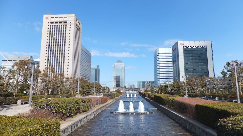 幕張メッセ前から見た幕張新都心業務研究地区