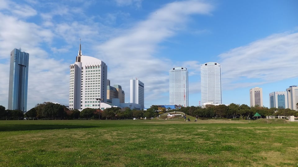幕張海浜公園より、幕張新都心を望む。