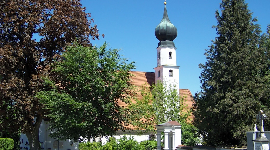 Landau an der Isar, Heilig-Kreuz-Straße 18. Katholische Friedhofskirche Hl. Kreuz. Spätgotische Saalkirche mit versetztem Chor, im Westen Anbau mit Vorhalle, barock erweitert, barocker Südturm mit Zwiebel; mit Ausstattung und Grabtafeln des 18./19. Jahrhundert; Friedhofsmauer mit Grabmalkapellen, 19. Jahrhundert.