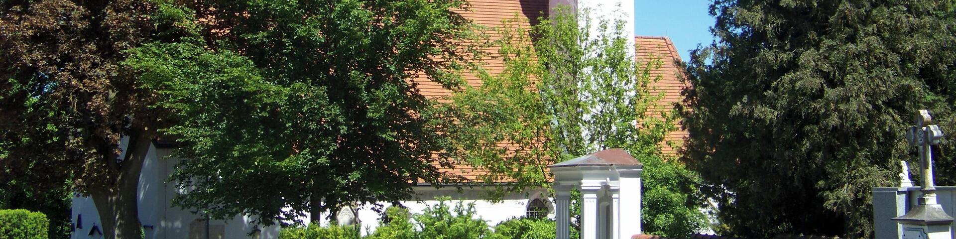 Landau an der Isar, Heilig-Kreuz-StraĂe 18. Katholische Friedhofskirche Hl. Kreuz. SpĂ€tgotische Saalkirche mit versetztem Chor, im Westen Anbau mit Vorhalle, barock erweitert, barocker SĂŒdturm mit Zwiebel; mit Ausstattung und Grabtafeln des 18./19. Jahrhundert; Friedhofsmauer mit Grabmalkapellen, 19. Jahrhundert.