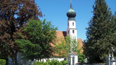 Landau an der Isar, Heilig-Kreuz-StraĂe 18. Katholische Friedhofskirche Hl. Kreuz. SpĂ€tgotische Saalkirche mit versetztem Chor, im Westen Anbau mit Vorhalle, barock erweitert, barocker SĂŒdturm mit Zwiebel; mit Ausstattung und Grabtafeln des 18./19. Jahrhundert; Friedhofsmauer mit Grabmalkapellen, 19. Jahrhundert.
