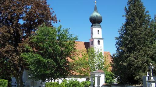 Landau an der Isar, Heilig-Kreuz-Straße 18. Katholische Friedhofskirche Hl. Kreuz. Spätgotische Saalkirche mit versetztem Chor, im Westen Anbau mit Vorhalle, barock erweitert, barocker Südturm mit Zwiebel; mit Ausstattung und Grabtafeln des 18./19. Jahrhundert; Friedhofsmauer mit Grabmalkapellen, 19. Jahrhundert.
