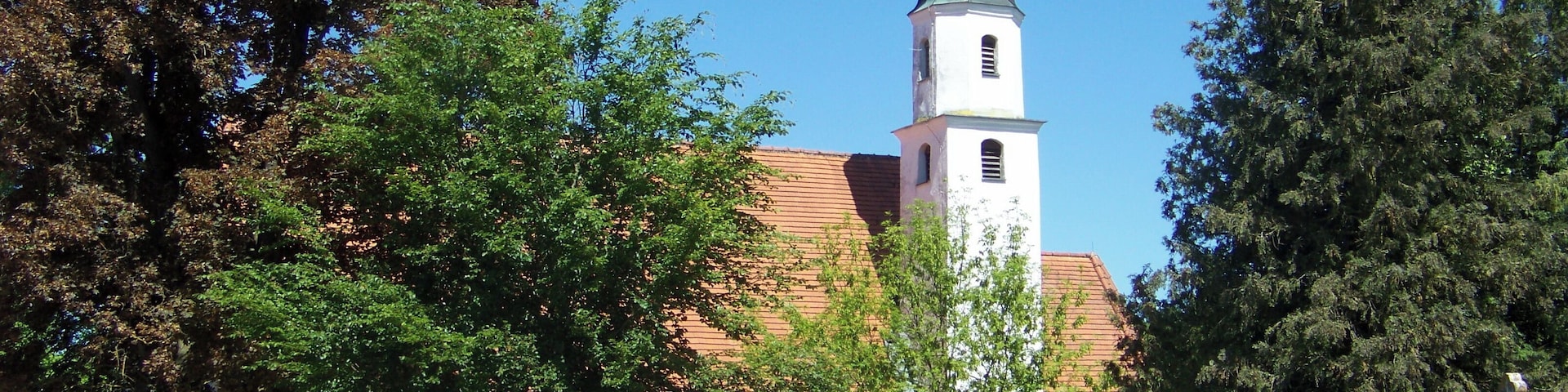 Landau an der Isar, Heilig-Kreuz-Straße 18. Katholische Friedhofskirche Hl. Kreuz. Spätgotische Saalkirche mit versetztem Chor, im Westen Anbau mit Vorhalle, barock erweitert, barocker Südturm mit Zwiebel; mit Ausstattung und Grabtafeln des 18./19. Jahrhundert; Friedhofsmauer mit Grabmalkapellen, 19. Jahrhundert.
