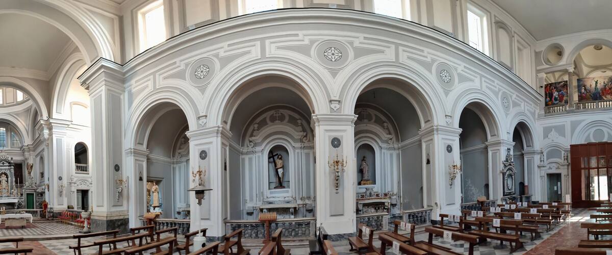 Napoli - Panoramica della navata della Chiesa di Santa Maria degli Angeli alle Croci