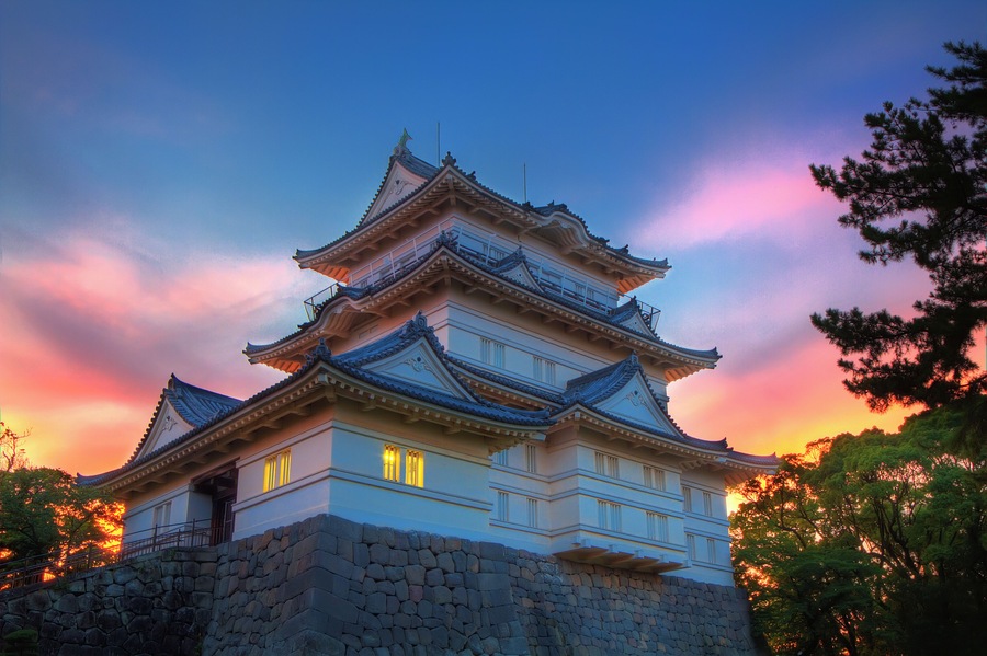 Kept my friends waiting just to shoot a sunset shot of the castle. Here is the product of our patience.