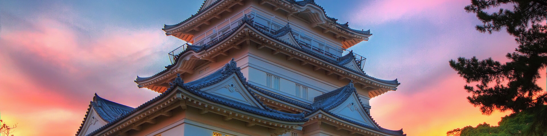 Kept my friends waiting just to shoot a sunset shot of the castle. Here is the product of our patience.