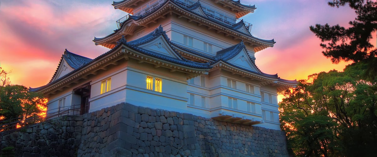 Kept my friends waiting just to shoot a sunset shot of the castle. Here is the product of our patience.