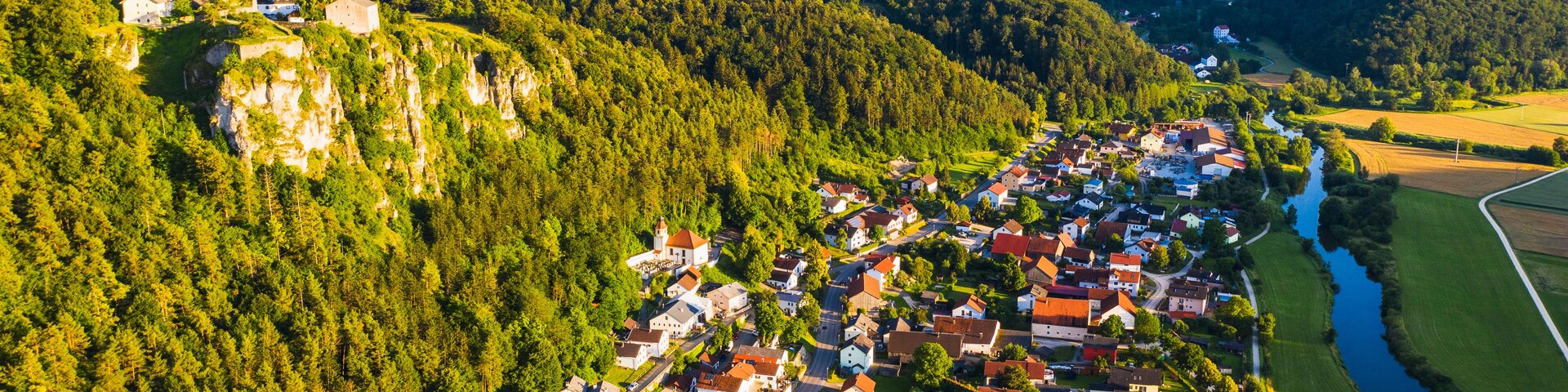Un pueblo enclavado en un valle con un río que lo atraviesa.
