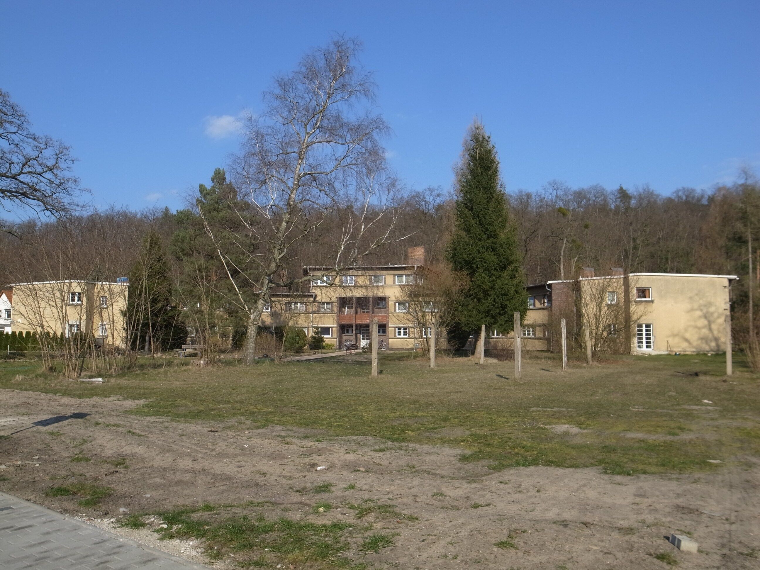 Möhlau, ehemaliges Wohnheim für ledige Fremdarbeiter erbaut 1928/29. Bis 1935 dreijährige Nutzung als Sportschule der NSDAP, danach Umbau für Familien. (Quelle: Denkmalverzeichniss Sachsen-Anhalt, Landkreis Wittenberg)