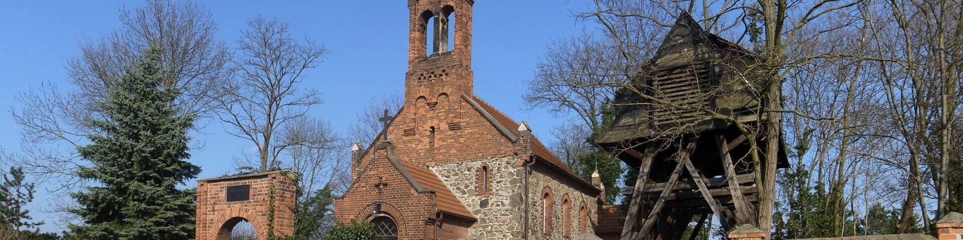 Möhlau, Kirche und Glockenstuhl