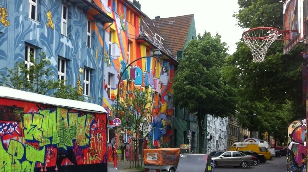 Skate ramps and a ball basket in front of the AK47 Punkrock Club on the formerly squatted Kiefernstraße. Not just #kidsfun :-)