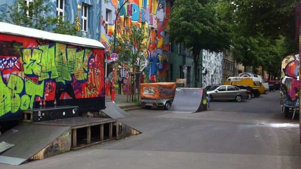Skate ramps and a ball basket in front of the AK47 Punkrock Club on the formerly squatted Kiefernstraße. Not just #kidsfun :-)