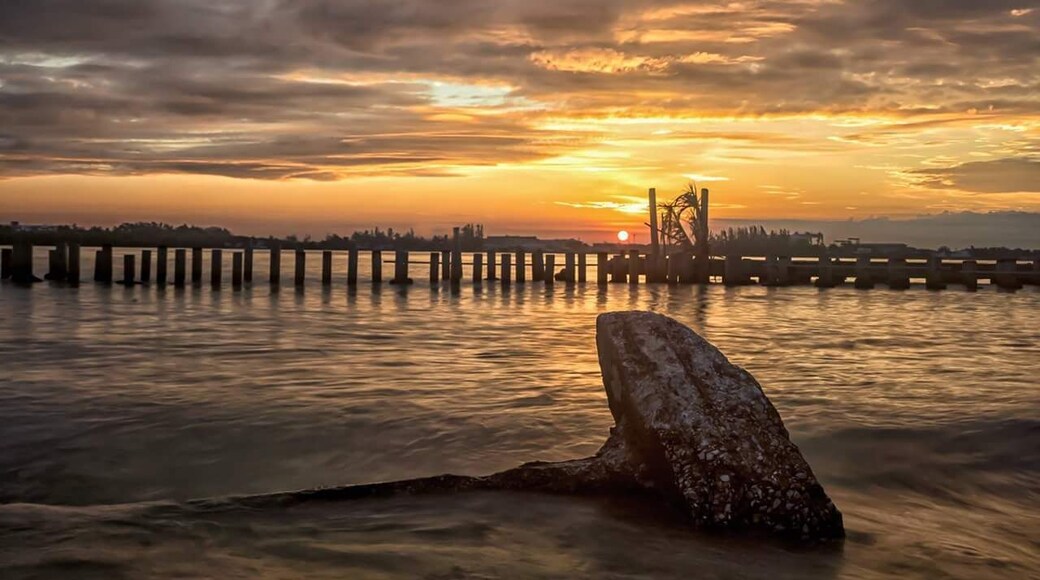 Breach
Cought before the blinding light of the sun reached me. The rock in the foreground made me think of a Humpback whale breaching the surface of the water.
#BvSWater