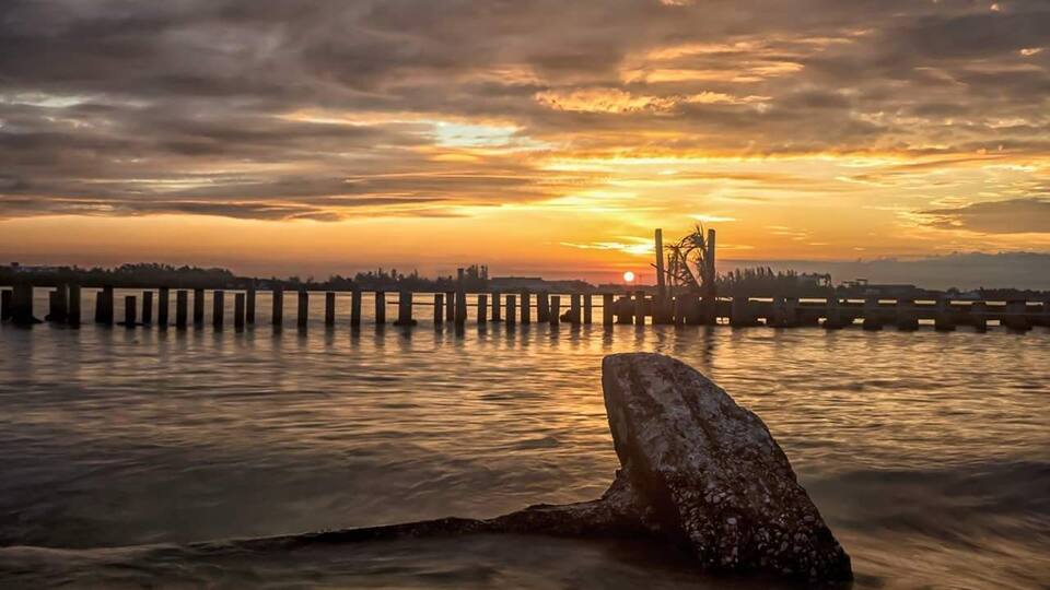 Breach
Cought before the blinding light of the sun reached me. The rock in the foreground made me think of a Humpback whale breaching the surface of the water.
#BvSWater