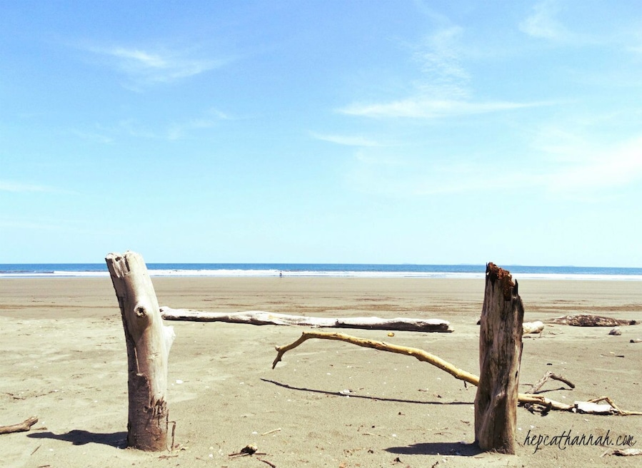 During the Panamanian school year, Playa Las Lajas is practically deserted.  Can you imagine having this entire stunning beach to yourself? 
For more info on the beach, places to eat, and where to pitch your beach blanket, check out my in-depth article: http://www.hepcathannah.com/playa-las-lajas-beach-resort/