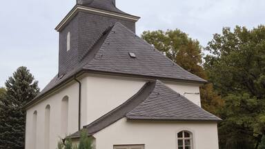 Une église dotée d’un clocher et d’une horloge.