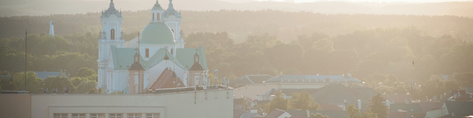 16th-floor sunset view from the best accommodation of our late spring/early summer trip through Belgium, Lithuania, Belarus, Latvia, and Russia.
P.S. Thoughts on the Byelorussian welcome (in Romanian)--
https://bit.ly/3dBOOEN